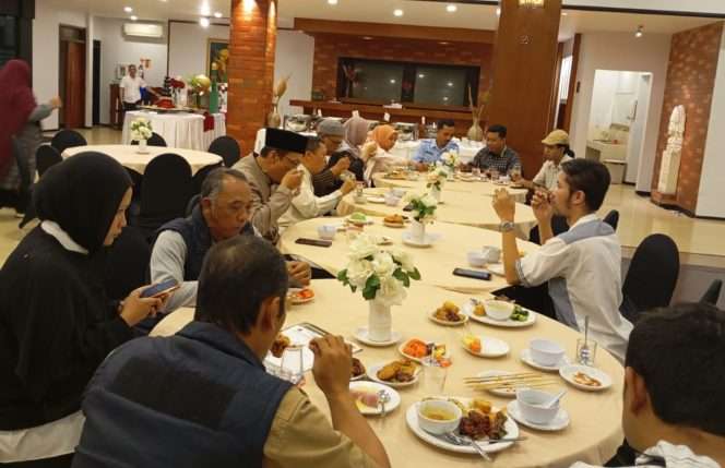 
 Rektor UWG bersama Wakil Rektor II dan Wakil Rektor III saat buka puasa bersama awak media. (ist)