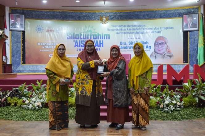 
 Wakil Ketua Aisyiyah Jawa Timur Siri Dalilah Candrawati dan Wakil Rektor V Tri Sulistiyaningsih bersama pengurus Aisyiyah Kota Malang dalam acara silaturahmi Aisyiyah. (ist)