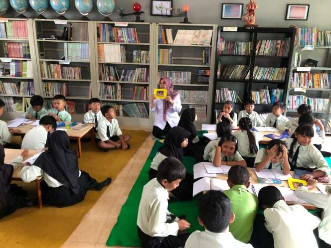 
 Siswa dan siswi di SDN 02 Temas, saat tengah meningkatkan literasi dengan membaca yang terintegrasi dalam pembelajaran. (Yan)