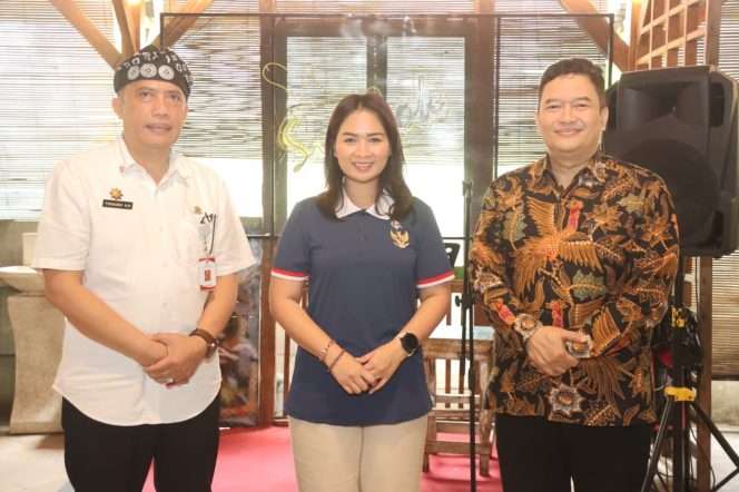 
 Wakil Menteri Pariwisata (Wamenpar) Republik Indonesia (RI), Ni Luh Enik Ermawati (tengah), berkunjung ke Kabupaten Malang, Rabu (11/3/2026), disambut Sekretaris Daerah Kabupaten Malang, Dr. Ir. Budiar (kanan), didampingi Kepala Dinas Pariwisata dan Kebudayaan (Disparbud) Kabupaten Malang, Firmando Hasiholan Matondang (kiri) mengecek kesiapan sejumlah destinasi wisata.(Humas Pemkab Malang)