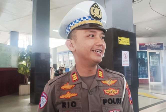 
 Kasat Lantas Polresta Malang Kota, AKP Rio, memberikan keterangan terkait pembatasan operasional angkutan barang selama arus mudik Lebaran 2026. (ist)