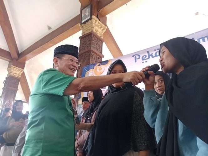
 Ibu-ibu pendamping tak mau kalah dengan anak-anak demi dapat hadiah. (ist)
