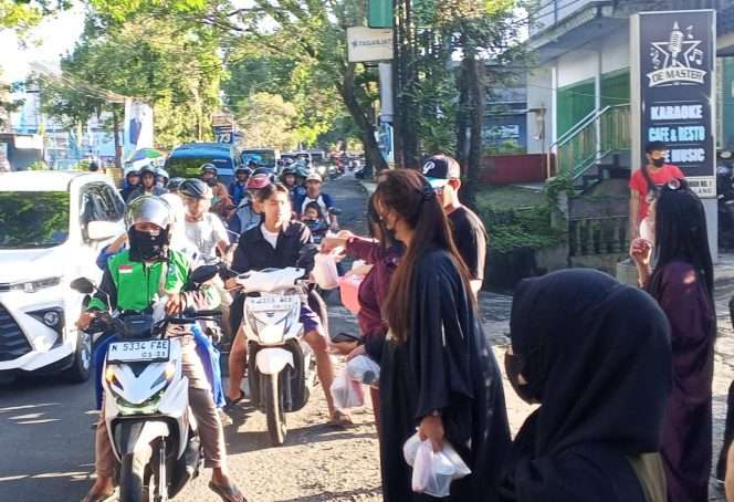 
 Puluhan pemandu lagu dan karyawan De Master Karaoke membagikan takjil kepada pengendara yang melintas di Jalan Panglima Sudirman Kepanjen. (ist)