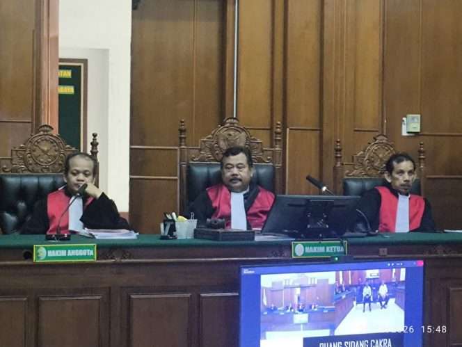 
 Majelis hakim Pengadilan Tipikor Surabaya saat memimpin sidang kasus dugaan korupsi pengadaan lahan Polinema yang digelar secara luring. (ist)