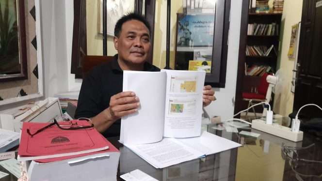 
 Kuasa hukum Awan Setiawan, Sumardan, SH, menunjukkan berkas persidangan di Kantor Edan Law. (Rohim Alfarizi)