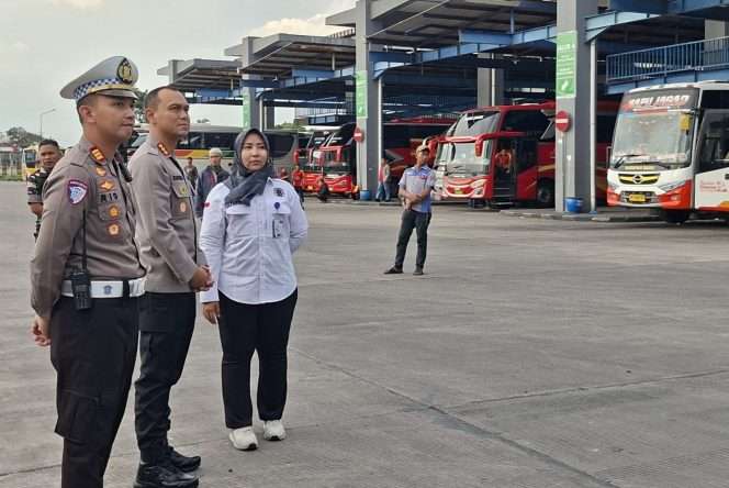 
 Kapolresta Makota Kombes Pol Putu Kholis Aryana bersama Kasatlantas AKP Rio dan Kepala Terminal Arjosari, Mega Perwira. (ist)