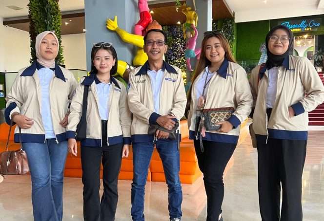
 Agus Subiyantoro SH (tengah) bersama Partners.(Agus for Baca Malang)