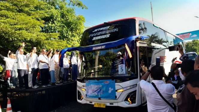 
 Direktur Utama PJT I, Fahmi Hidayat, bersama jajaran direksi PJT I saat melepas keberangkatan rombongan Mudik Bareng 2026. (Rohim Alfarizi)
