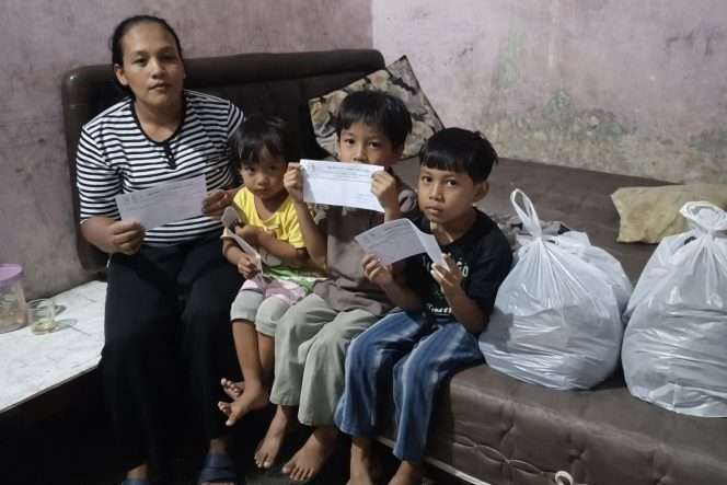 
 Salah satu keluarga penerima santunan dari Arek Kepanjen. (M. Huda for Baca Malang)