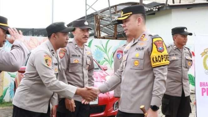 
 Kapolres Malang AKBP Muhammad Taat Resdianto, S.H., S.I.K., M.T.C.P meninjau Pos Terpadu Operasi Ketupat 2026, Karanglo, Singosari, dan membagikan bingkisan Lebaran kepada petugas gabungan yang berjaga. (Humas Polres Malang)