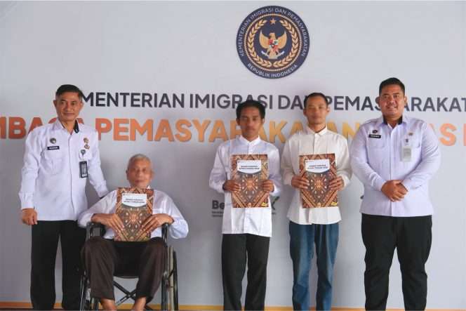 
 Petugas Lapas Kelas I Malang bersama tiga warga binaan kasus narkoba usai menerima remisi khusus Hari Raya Nyepi 2026. (ist)
