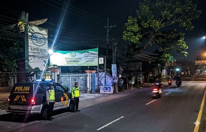 
 Polres Malang merespon aduan masyarakat aksi balap liar melalui Call Center 110 aktivitas balap liar di depan Rumah Makan Kantri, Singosari yang mengganggu ketertiban serta membahayakan pengguna jalan, dan setelah personel dari Pos Terpadu Karanglo Singosari di lokasi melakukan pembubaran hingga situasi terkendali dan kondusif. (Humas Polres Malang)