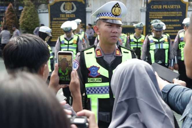 
 Kasatlantas Polres Malang, AKP Chelvin, memberikan keterangan mengenai angka kecelakaan selama mudik liburan idulfitri kepada awak media. (Humas Polres Malang)
