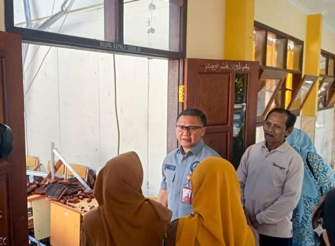 
 Kepala Dinas Pendidikan (Kadisdik) Provinsi Jawa Timur, Aries Agung Paewai, meninjau kondisi abruknya atap tiga ruang kelas SMKN 1 Ampelgading Kabupaten Malang, Senin (30/1/2026).(Hadi Triswanto)