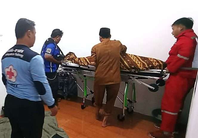 
 Penanganan jenazah pria meninggal di Gang Waluh Sumbersuko, Kelurahan Lawang, Kecamatan Lawang, Kabupaten Malang, pada Senin (30/3/2026). (IG Lawangku)