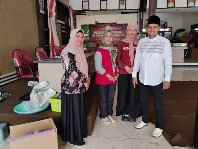 
 Kades Beji, Deni Cahyono bersama Kader Posyandu usai melayani warga masyarakat terutama ibu-ibu hamil. (Yan)