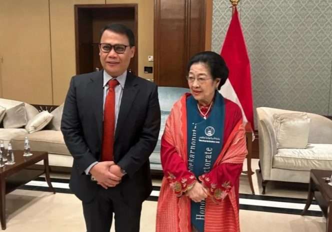 
 Ahmad Basarah saat mendampingi Ketua Umum PDI Perjuangan Megawati Soekarnoputri di Princess Nourah bin Abdulrahman University beberapa waktu lalu. (ist) 