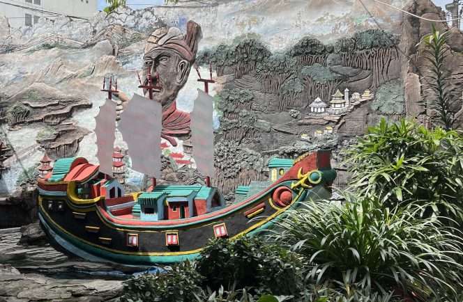 
 Miniatur Kapal Cheng Ho (Admiral Zheng Hee) di kawasan masjid. (Dok. Pribadi)