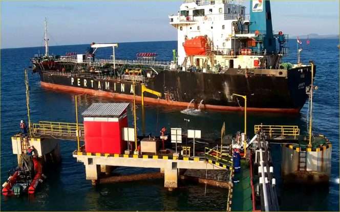 
 Kapal tanker BBM milik Pertamina saat bongkar muat bahan bakar di dermaga terminal BBM. Pertamina Patra Niaga pastikan stok dan distribusi BBM aman untuk Wilayah Jatimbalinus di tengah meningkatnya dinamika geopolitik di kawasan Timur Tengah yang berpotensi memengaruhi sektor energi global. (ist)