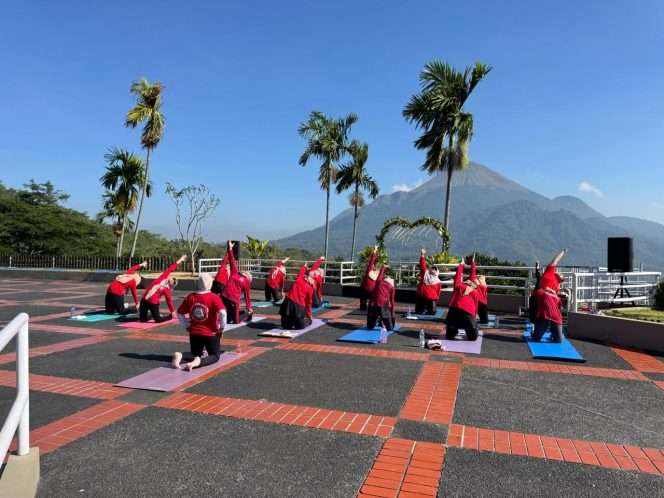 
 Para tamu menikmati fasilitas Grand Whiz Hotel Trawas yang dikelilingi panorama hijau pegunungan dengan udara sejuk. Hotel ini merayakan perjalanan 31 tahun dengan menghadirkan berbagai program spesial bagi para tamu. (ist)