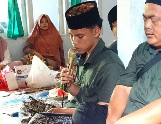 
 Suasana khusyuk dan hangat mewarnai Silaturahi Lebaran di Dusun Bodho Ngebruk, Sumberpucung, ratusan anak cucu dan keturunan keluarga besar Bani Wongso Karto berkumpul dan memanjatkan doa bersama arwah leluhur agar diterima di sisi Allah. (Huda for Baca Malang)