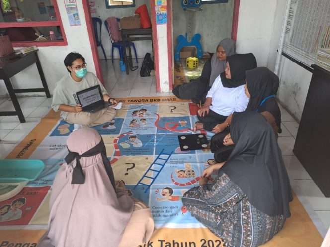 
 Alumnus FKG UB drg. Jeremy Kartika Soeryono, saat memberi penyuluhan kepada masyarakat di Kabupaten Pasangkayu, Sulawesi Barat untuk lebih peduli terhadap kesehatan gigi dan mulut, belum lama ini. (ist)
