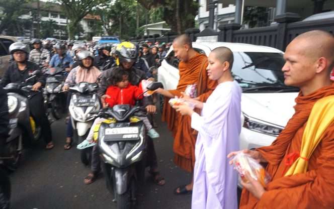 
 Peserta lintas agama saat membagikan takjil gratis di depan Gedung Balai Kota Malang, Sabtu (7/3/2026). (Nedi Putra AW)

