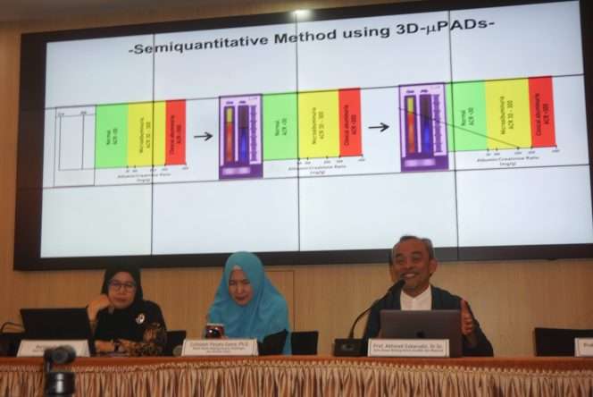 
 Guru Besar bidang Analitik dan Material dari Departemen Kimia Fakultas Mataematika dan Ilmu Pengetahuan Alam Universitas Brawijaya (FMIPA UB), Prof. Akhmad Sabarudin, S.Si., M.Sc., Dr.Sc (paling kanan), saat paparan dalam NGOPI SAM edisi kedua di gedung MIPA Center UB, Jumat (13/3/2026). (Nedi Putra AW)  