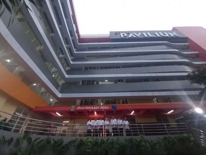 
 Gubernur Jawa Timur, Khofifah Indar Parawansa (tengah), berfoto bersama rombongan usai meresmikan Grand Paviliun RSUD dr. Saiful Anwar (RSSA) Malang, Rabu (22/4/2026). (Nedi Putra AW)