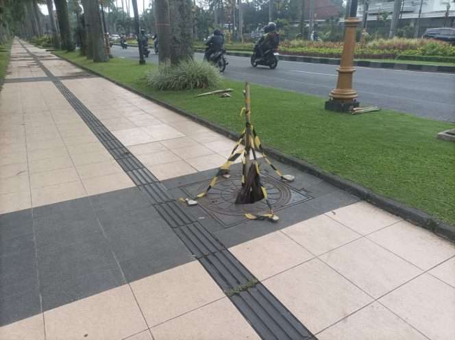 
 Penutup drainase trotoar di Jalan Besar Ijen yang jebol, telah dipasangi garis pembatas kuning-hitam. (ist)