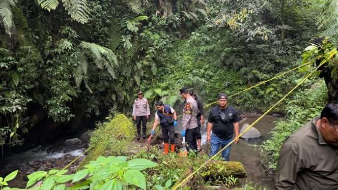 
 Satreskrim Polres Batu, saat tengah mengevakuasi jenazah di bawah jembatan Cangar. (Yan)