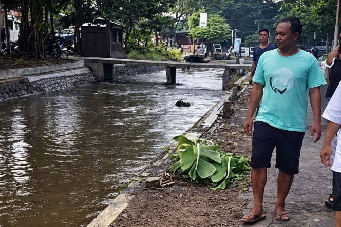 
 Warga Putat Lor, Gondanglegi, Kabupaten Malang, digemparkan dengan penemuan sesosok mayat di aliran sungai depan kedai Zam-Zam pada Minggu (5/4/2026). (IG infomalangan)