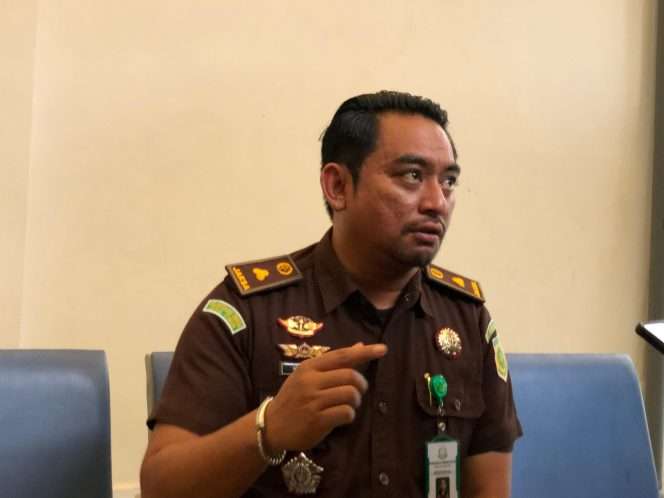 
 Kasi Intel Kejari Batu, Wisnu Sanjaya saat tengah diwawancarai awak media. (Yan)