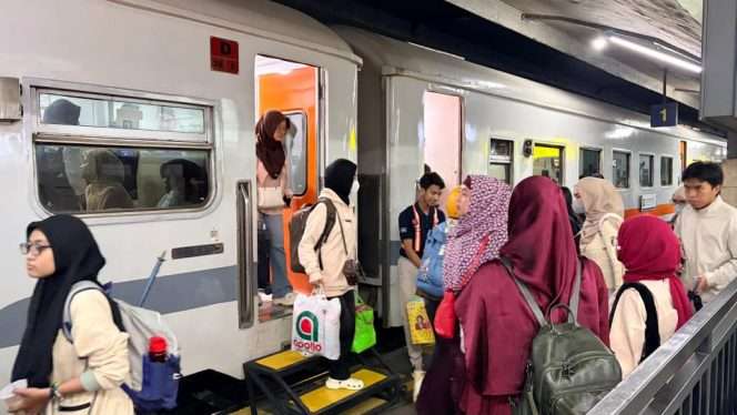 
 Penumpang kereta api tiba di Stasiun Malang dengan keterlambatan akibat gangguan operasional di emplasemen Stasiun Bumiayu. (ist)