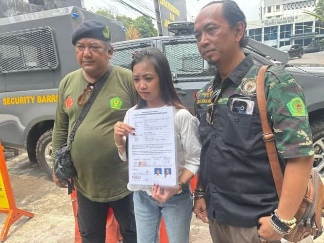
 Korban, Intan, menunjukkan laporan penipuan berkedok pria. (ist)