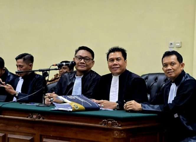 
 Dr. Solehoddin, S.H., M.H selaku penasehat hukum Terdakwa Ahmad Zahron Wiami, S.T (kedua dari kanan) dalam persidangan di perkara dugaan tindak pidana korupsi proyek rehabilitasi dan pemeliharaan jalan di Kabupaten Sampang Tahun Anggaran 2020 (DID II) di Pengadilan Tindak Pidana Korupsi (Tipikor) Surabaya, Rabu (8/4/2026). (Dr. Solehoddin, S.H., M.H for Baca Malang)