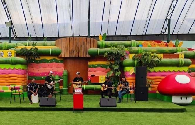 
 Perform pengamen disabilitas bersama musisi Kota Batu menghibur pengunjung Mikutopia. (Yan)