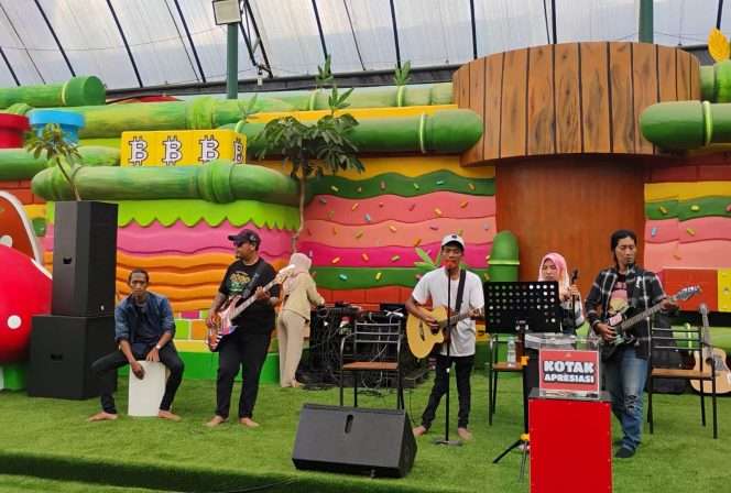 
 Hibur pengunjung. Salah seorang wisatawan, saat tengah request lagu dengan bernyanyi bersama Mikutopia Band. (Yan)