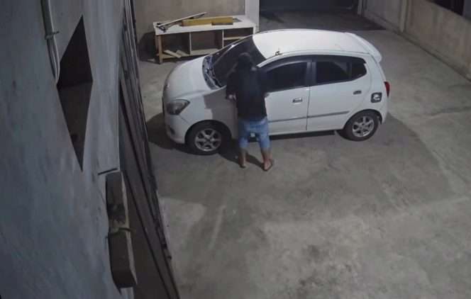 
 Aksi pelaku terekam CCTV. (IG Malangraya_info)