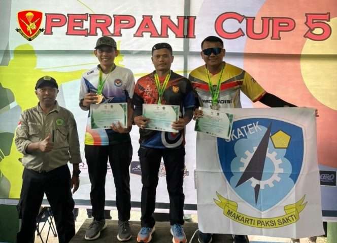 
 Prajurit Yon Parako 472 Pasgat Serma Heru Santoso (kedua dari kanan) meraih juara 1 pada ajang Archery Competition 2026 PERPANI Cup 5 Kabupaten Malang, pada kategori Barebow 20 Meter.(website tni-au.mil.id)
