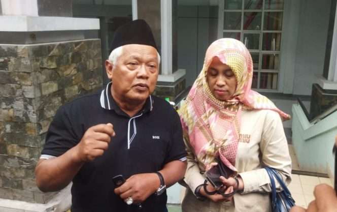 
 Mohammad Imam Muslimin alias Yai Mim, terduga pelaku kasus pelecehan seksual dan pornografi, bersama istrinya. (ist)