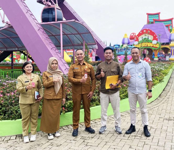 
 Kadisnaker Kota Batu, MD Forkan saat sesi foto bersama BPJS Ketenagakerjaan dan Manajemen Mikutopia, usai audiensi soal ketenagakerjaan.  (Yan)