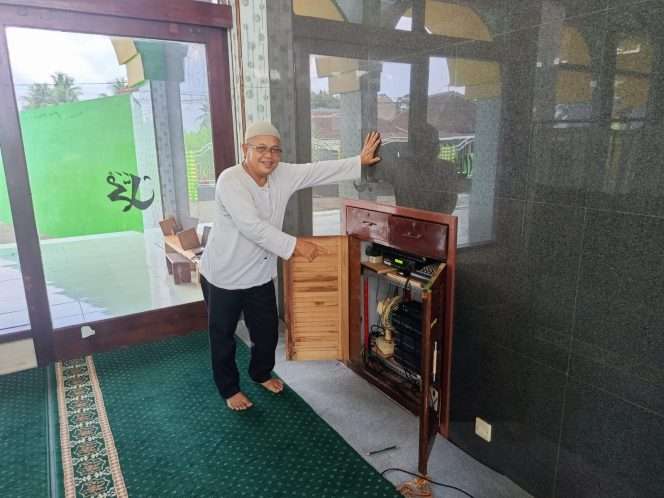 
 Takmir mesjid menunjukkan lokasi power sound system ditaruh. (Hadi Triswanto)