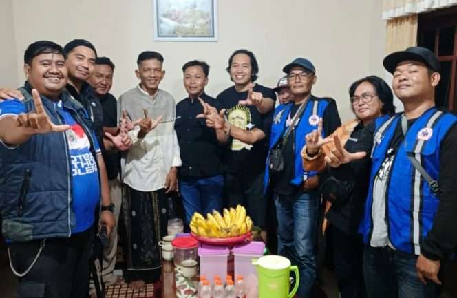 
 Hadex mewakili dan berfoto bersama Relawan Arek Lawang (ARELA) Official, mengapresiasi kinerja Polres Malang dalam pengungkapan komplotan kriminal curanmor yang kerap beraksi di Malang Utara. (Hadex for Baca Malang)