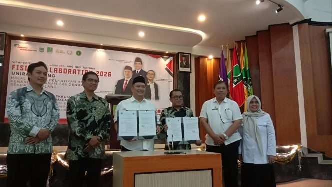 
 Dekan FISIP UNIRA Malang, Husnul Hakim dan Sekda Kabupaten Malang Budiar Anwar menunjukkan dokumen perjanjian kerjasama antara FISIP UNIRA Malang dengan Pemkab Malang. (ist)