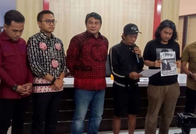 
 Puluhan penyintas dan keluarga korban Tragedi Kanjuruhan mendatangi DPRD Kabupaten Malang, Selasa (14/4/2026), untuk menolak rencana pertandingan Arema FC vs Persebaya Surabaya yang dijadwalkan berlangsung di Stadion Kanjuruhan pada 28 April mendatang. (Devi for Baca Malang)