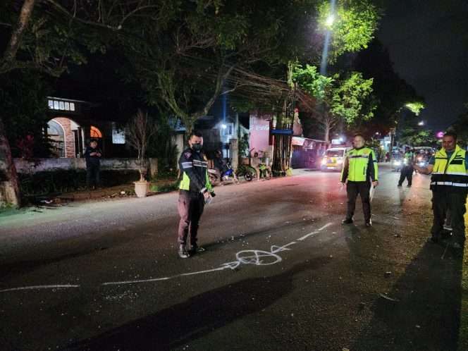 
 Petugas Unit Gakkum Satlantas Polresta Makota saat melakukan pemeriksaan di lokasi kejadian kecelakaan. (ist)