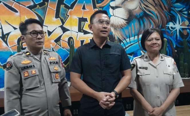 
 Kasat Reskrim AKP Rahmad Aji P., dr. Wiwin, dan Kasi Humas Ipda Lukman saat menyampaikan pernyataan terkait penghentian perkara Yai Mim. (Rohim Alfarizi)