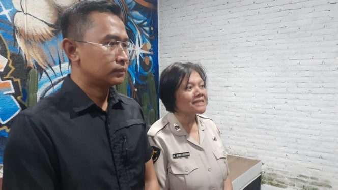 
 dr. Wiwin Indriani (Sie Dokkes Polresta Malang Kota) didampingi Kasat Reskrim saat memberikan keterangan terkait hasil visum meninggalnya Yai Mim. (ist)