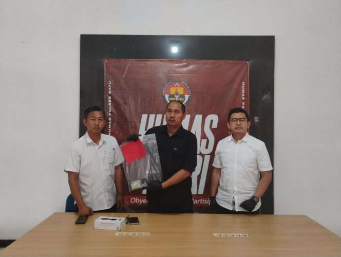 
 Kasatresnarkoba Polres Batu, Iptu Bobby Abadi Rustam bersama KBO Satresnarkoba Polres Batu, Hendri  didampingi Ps. Kasi Humas Polres Batu, M. Huda Rohman, saat menunjukkan barang bukti pil ekstasi yang berhasil diamankan. (Yan)